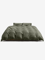 Serinia Bettwäsche Set Olive auf einem Bett