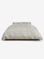 Serinia Bettwäsche Set Perlgrau auf einem Bett