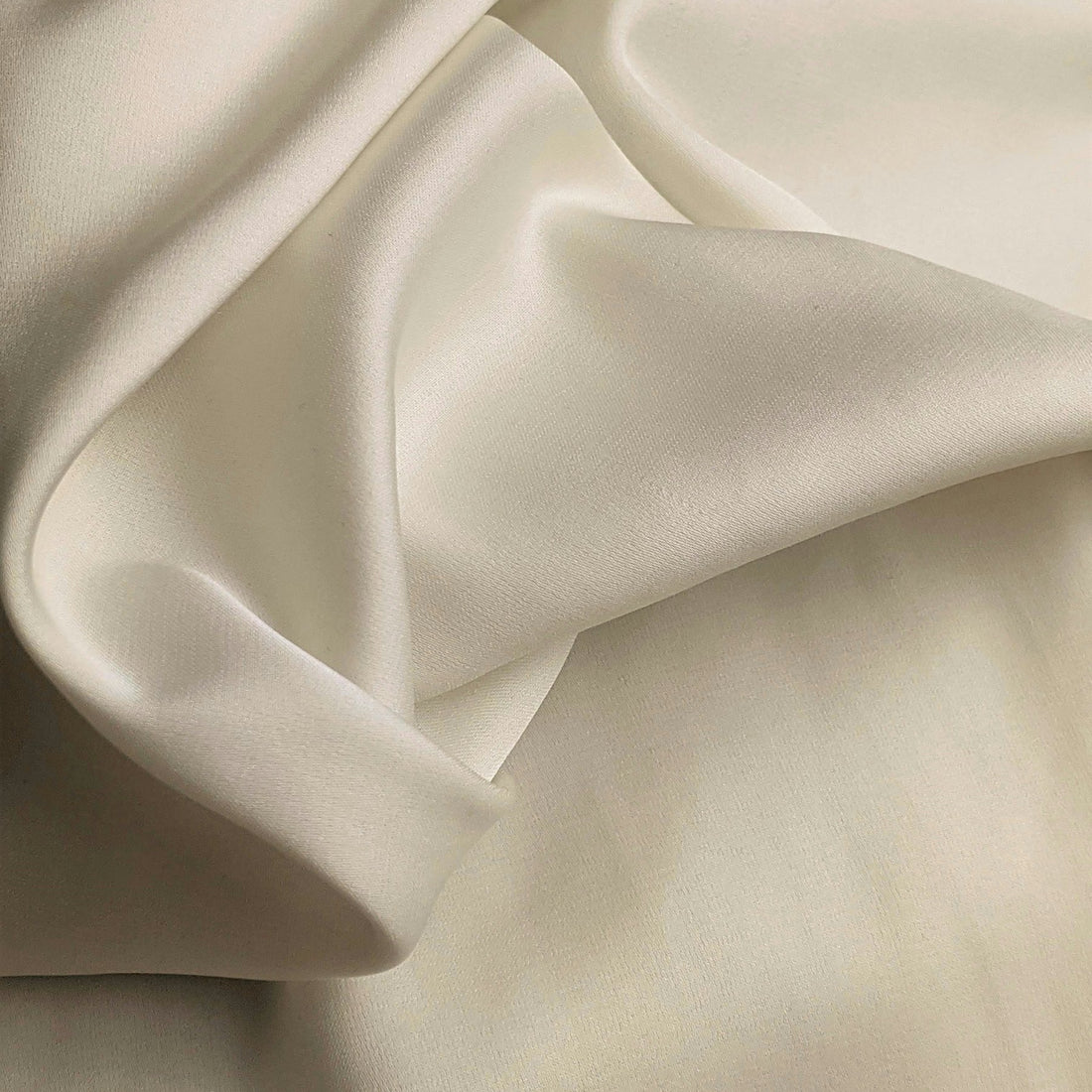 Satin in weichen Falten, heller Glanz
