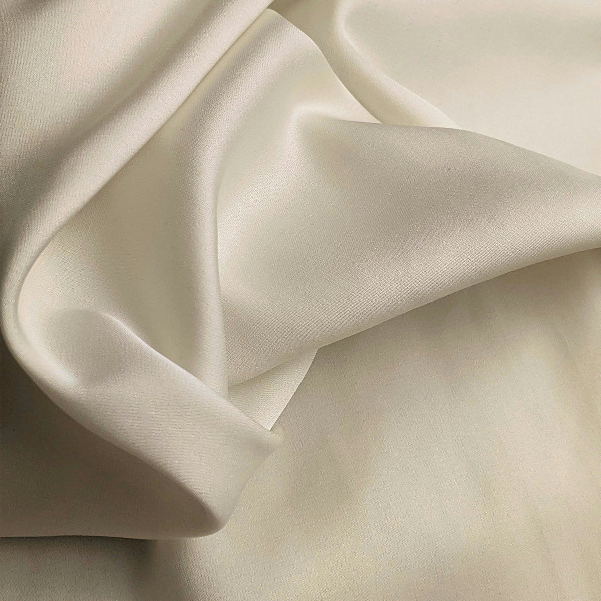 Satin in weichen Falten, heller Glanz