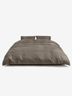 Serinia Bettwäsche Set Taupe auf einem Bett