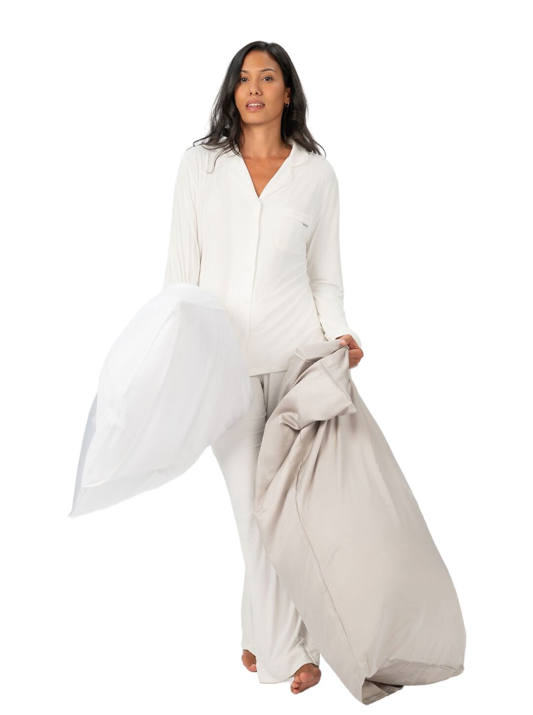 Serinia Model im weissen Pyjama mit Kissen und Bettdecke